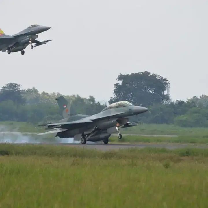 Tiga Jet Tempur F-16 TNI AU Latihan di Langit Jakarta Jelang HUT RI