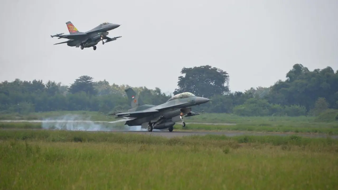 Tiga Jet Tempur F-16 TNI AU Latihan di Langit Jakarta Jelang HUT RI