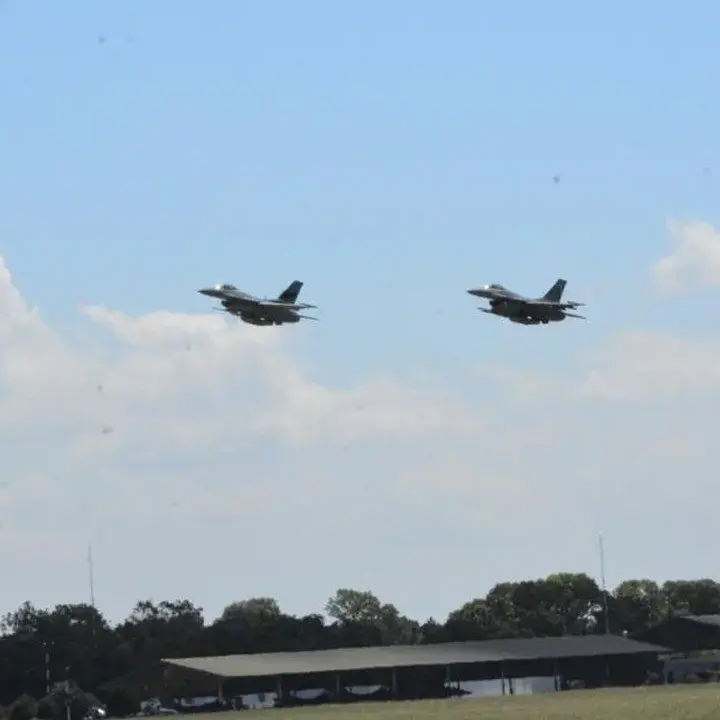 Tiga Pesawat F-16 TNI AU Melintas di Langit Jakarta untuk Latihan HUT RI