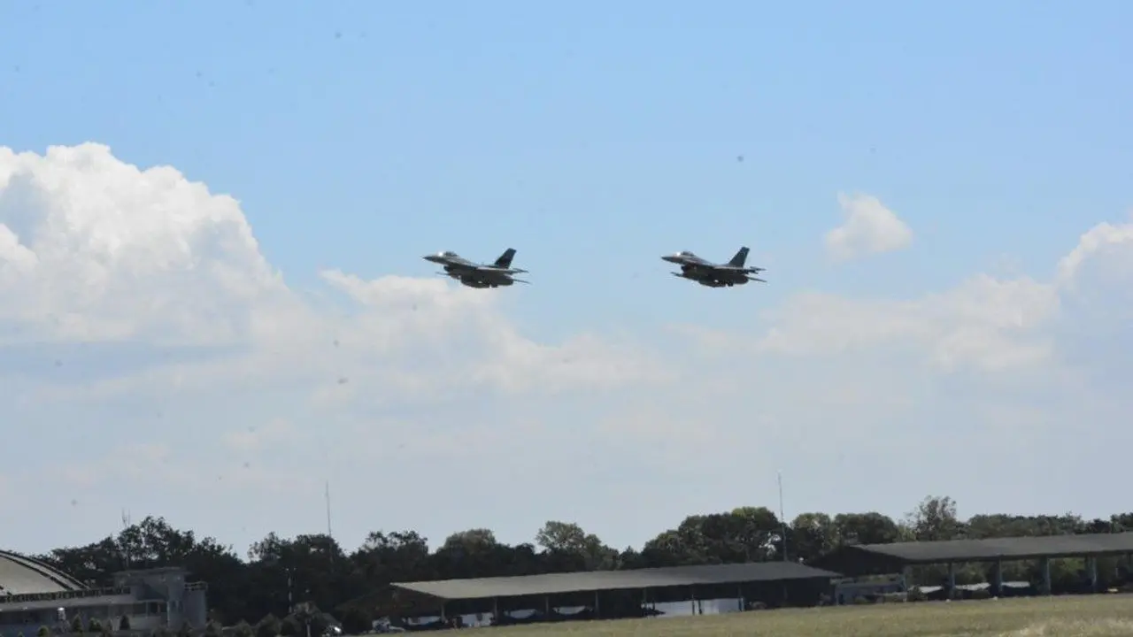 Tiga Pesawat F-16 TNI AU Melintas di Langit Jakarta untuk Latihan HUT RI