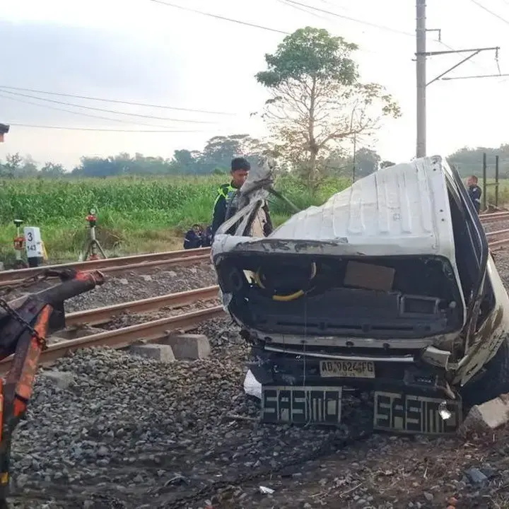 Truk Pasir Hancur Terlempar 50 Meter Usai Tertabrak KA Malabar di Klaten