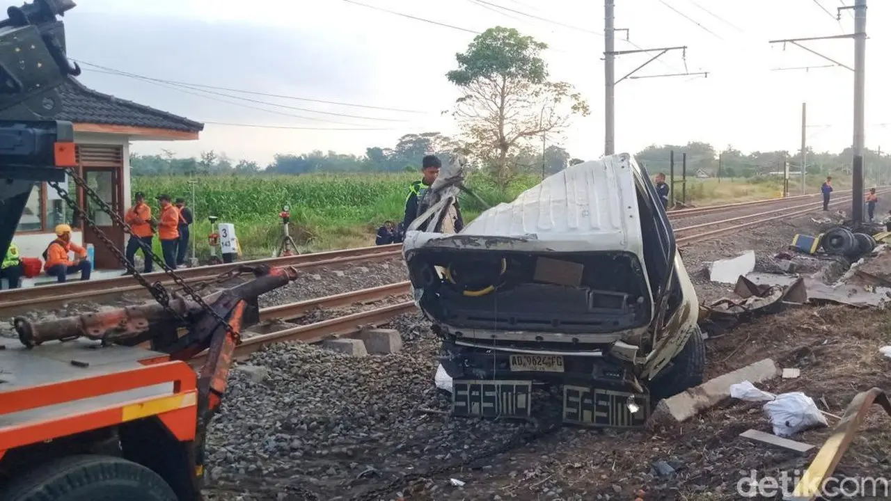 Truk Pasir Hancur Terlempar 50 Meter Usai Tertabrak KA Malabar di Klaten