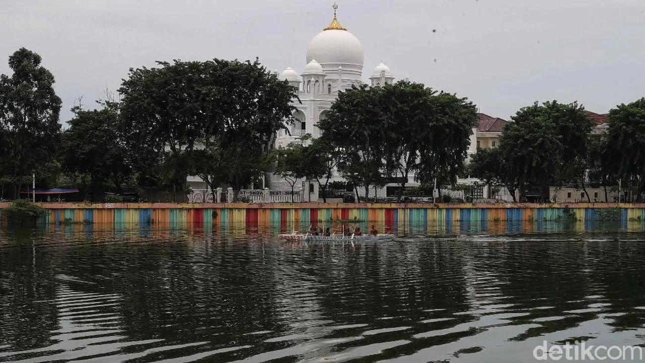 WNA Aljazair Berendam di Danau Sunter Diduga Ritual, Petugas Evakuasi