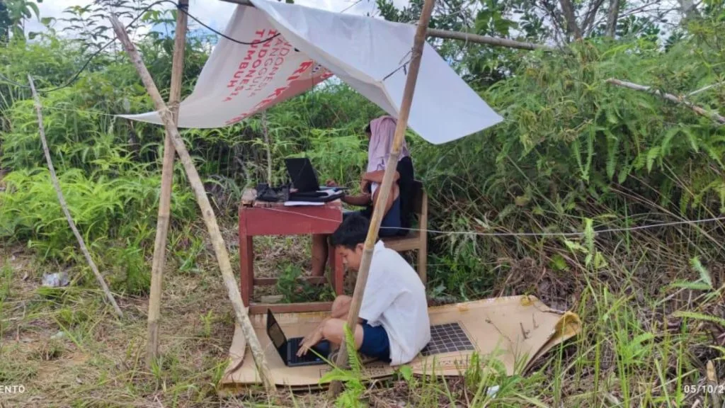 Kesenjangan Digital di Pelosok: Dari Kasus Yogi hingga Perjuangan Sinyal di Mentawai