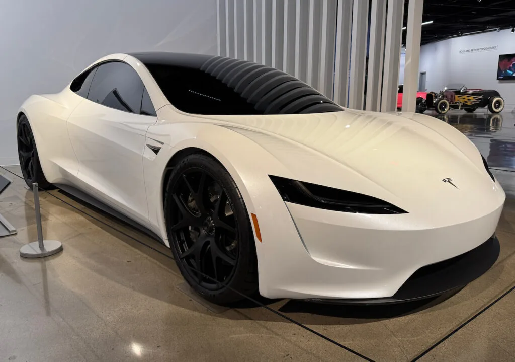 Melampaui Fiksi Ilmiah: Tesla Roadster Terbaru Kini Hadir dengan Kemampuan Terbang