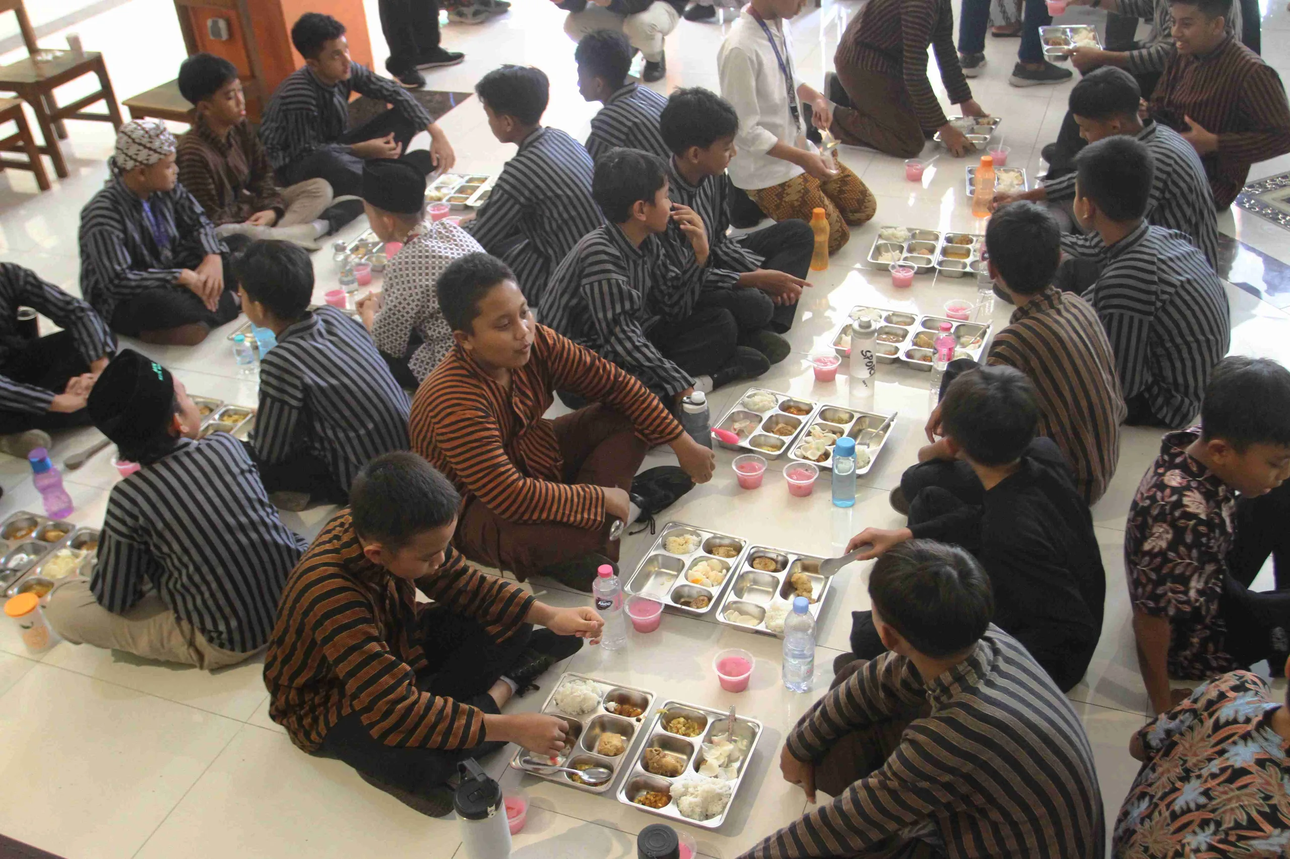 Transformasi Makan Bergizi Gratis: Evaluasi Total Pasca Polemik SPPG dan Uji Coba Prasmanan